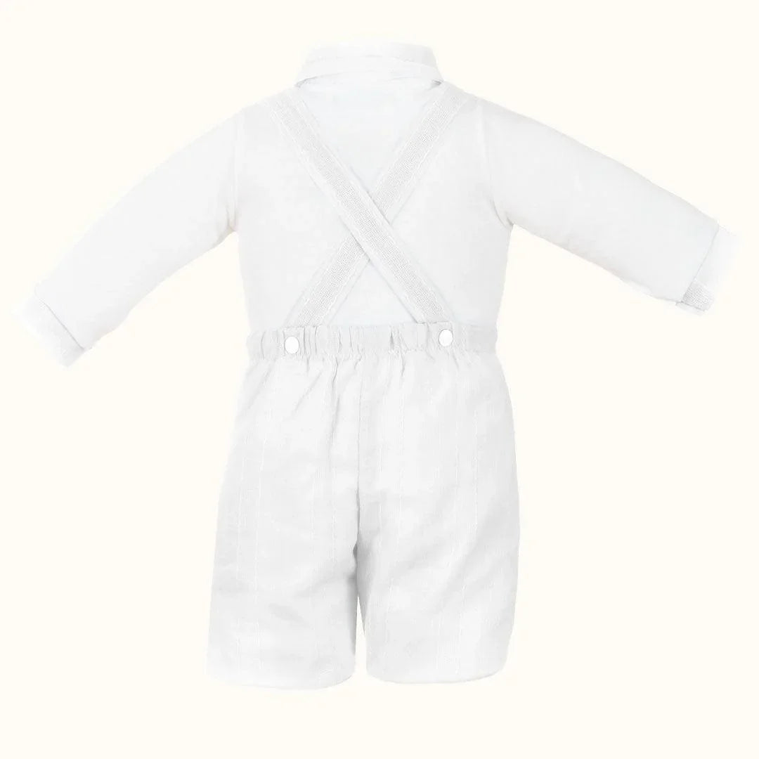 Conjunto de calção e body branco para bebê, com alças cruzadas e manga comprida