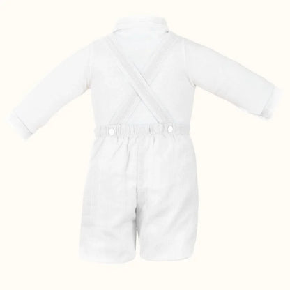 Conjunto de calção e body branco para bebê, com alças cruzadas e manga comprida