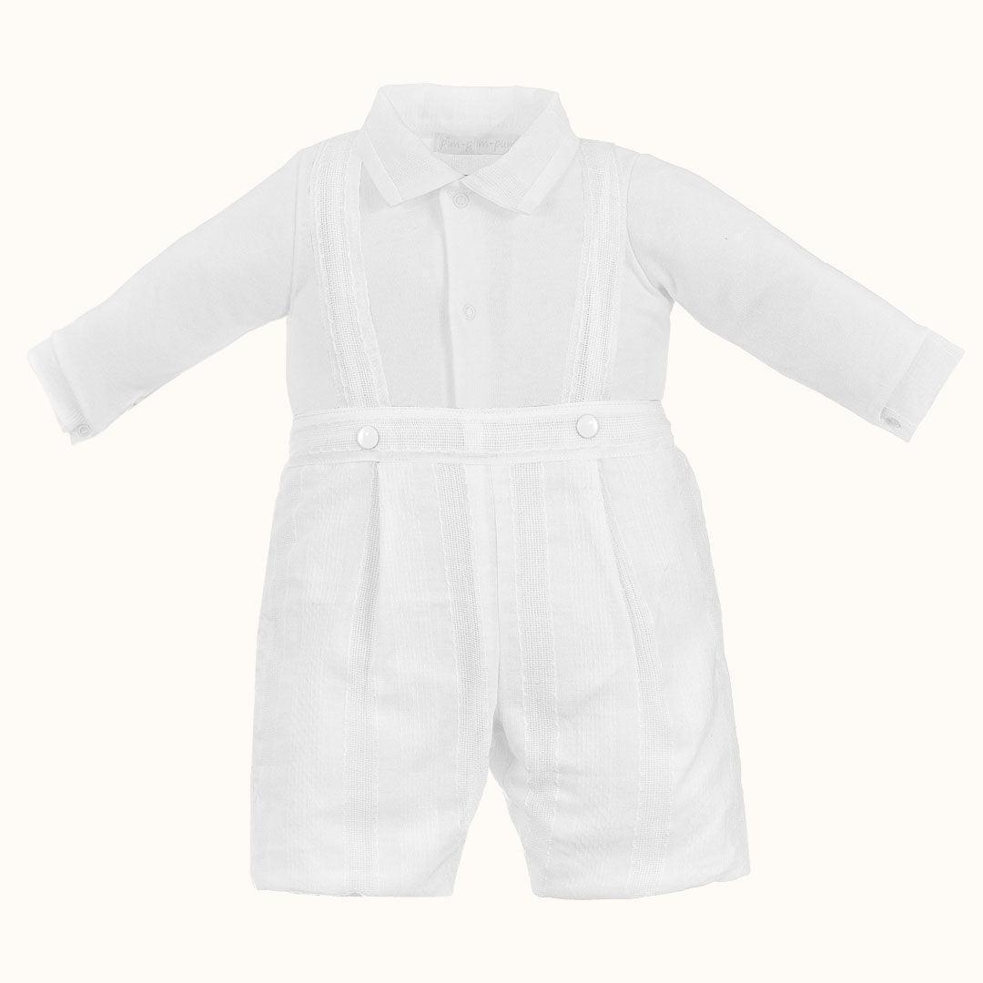 Conjunto de bebê branco com body de manga longa e calção com alças, ideal para recém-nascidos.