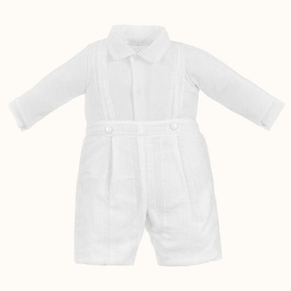 Conjunto de bebê branco com body de manga longa e calção com alças, ideal para recém-nascidos.