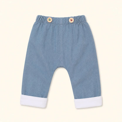 Calças de bebé em denim azul com botões e punhos brancos, confortáveis e macios