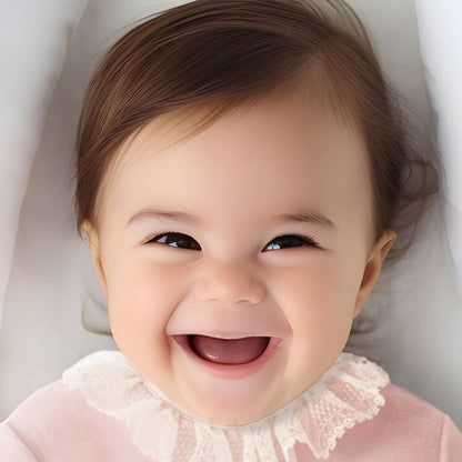 bebê sorrindo usando camisola rosa com gola de renda, roupa confortável para recém-nascido