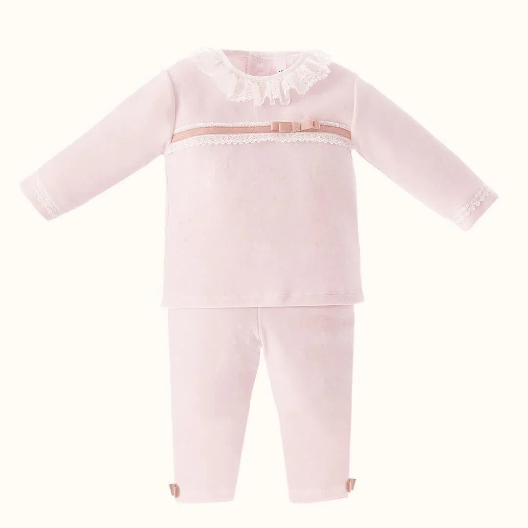 Conjunto de bebé rosa com camisola de manga comprida, renda e laço, e calça confortável.