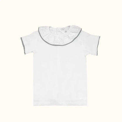 Camisola de bebé branca com gola babado e detalhes cinza, manga curta, verão