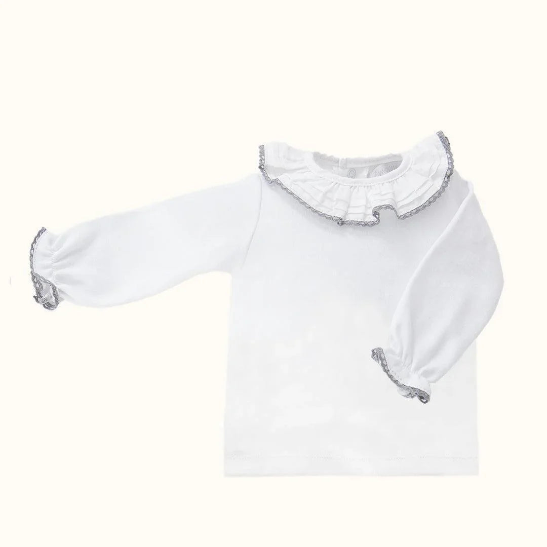 Camisola de bebê branca com gola babado e detalhes cinza, manga comprida, roupa confortável