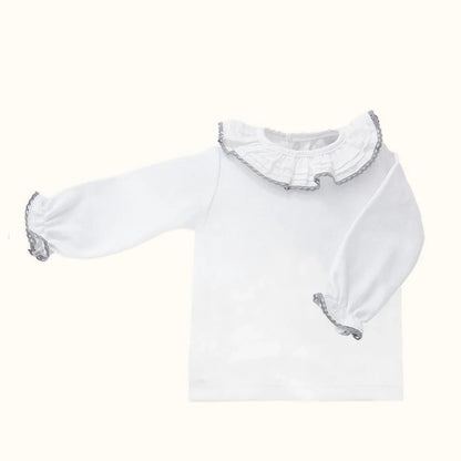 Camisola de bebê branca com gola babado e detalhes cinza, manga comprida, roupa confortável