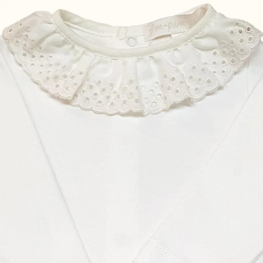 Camisola de bebé bege com gola rendada delicada, manga comprida, roupa confortável para recém-nascido