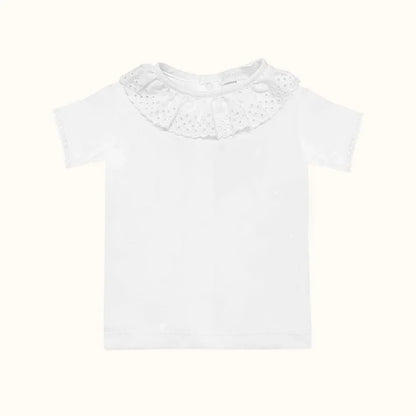 camisola de bebé branca de manga curta com gola rendada, ideal para verão