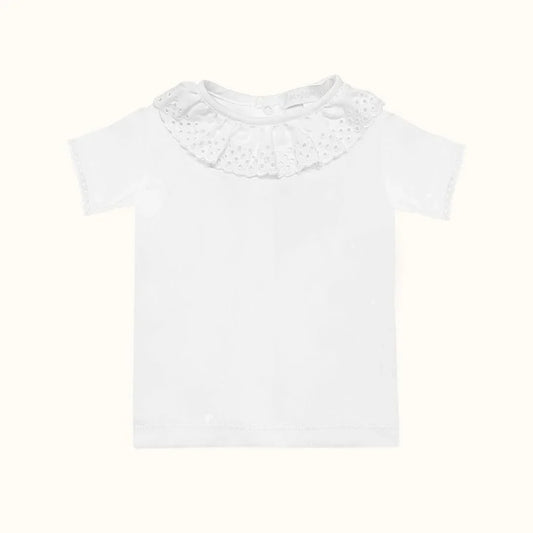 camisola de bebé branca de manga curta com gola rendada, ideal para verão