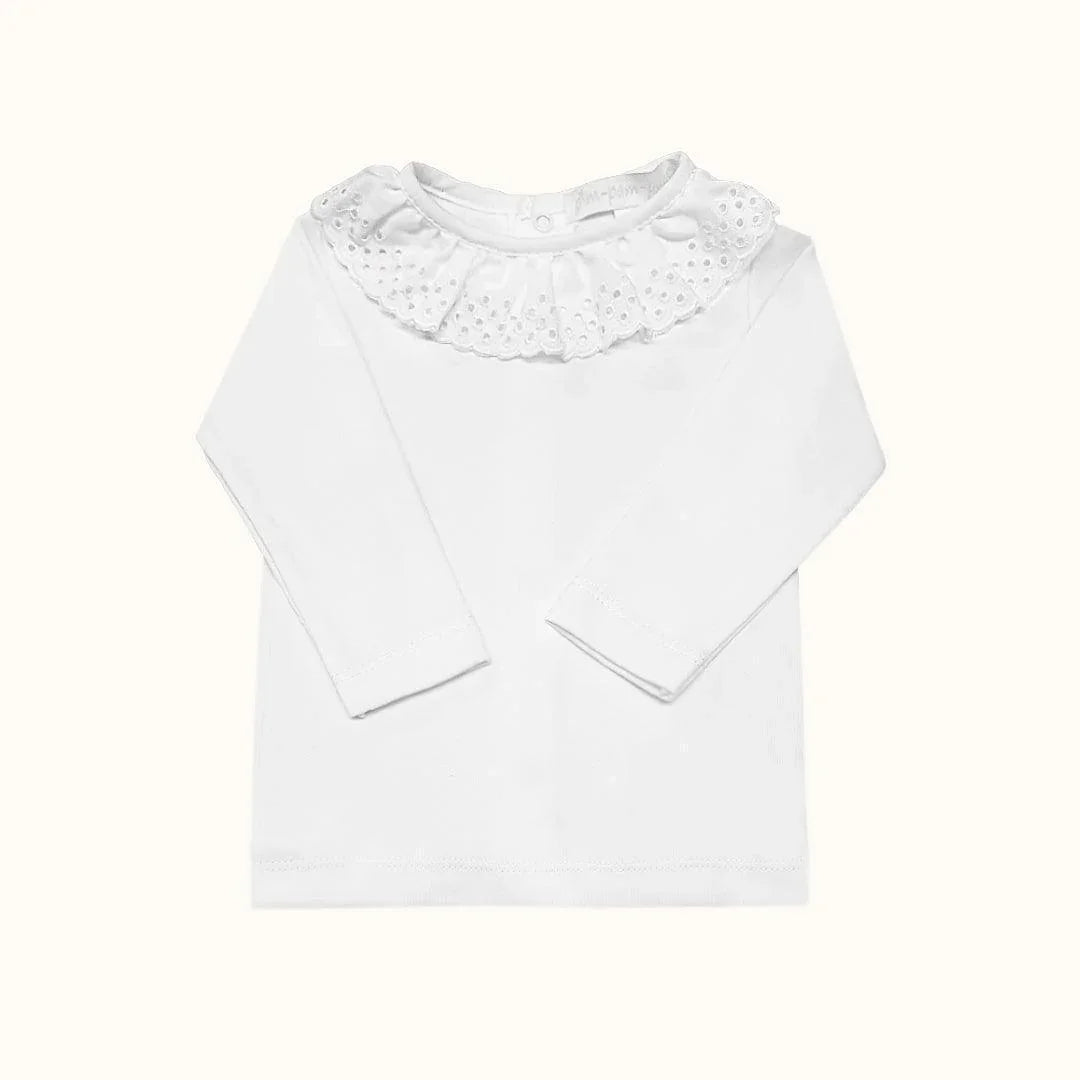 Camisola de bebê branca com gola rendada e mangas compridas, ideal para recém-nascidos.