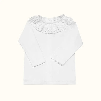 Camisola de bebê branca com gola rendada e mangas compridas, ideal para recém-nascidos.