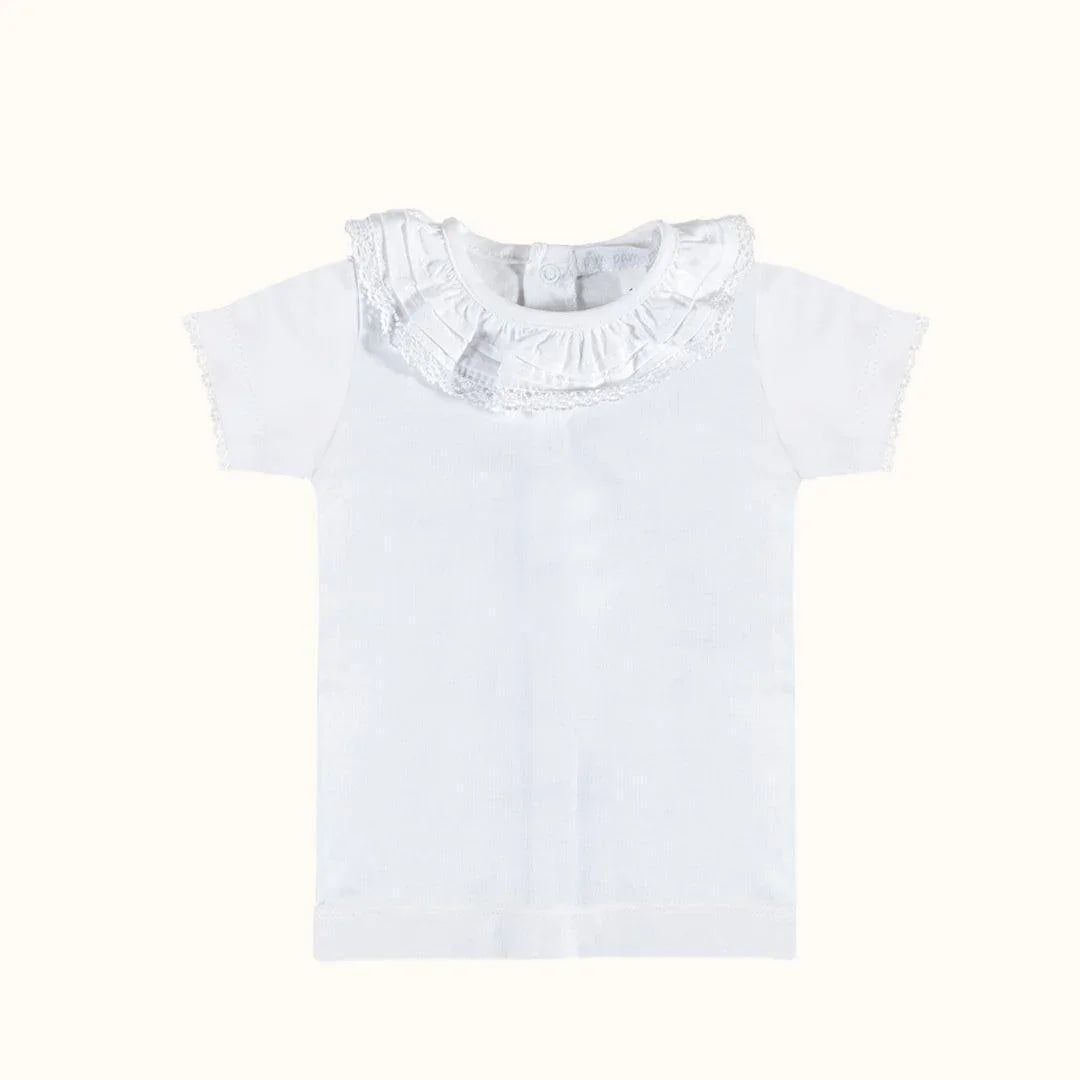 Camisola de bebé branca com gola rendada e manga curta, ideal para verão.