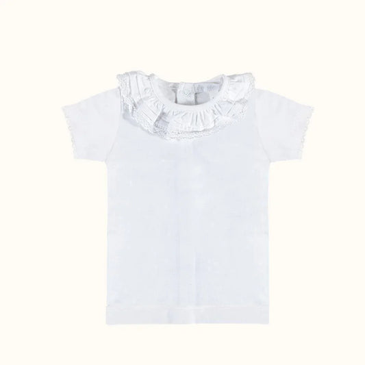 Camisola de bebé branca com gola rendada e manga curta, ideal para verão.