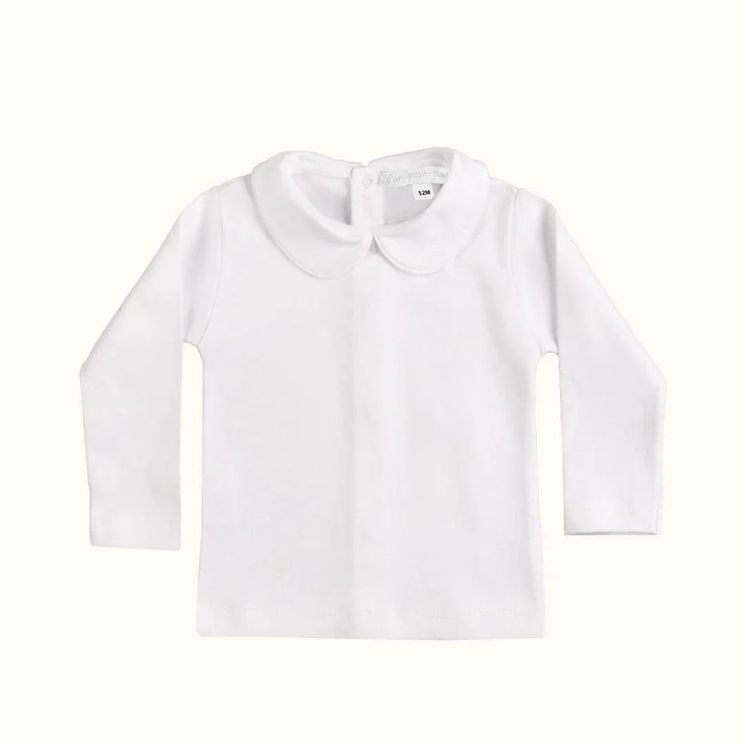 Camisola de bebé branca com gola peter pan e mangas compridas, confortável e delicada.