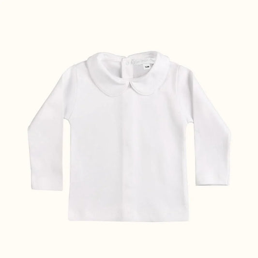 Camisola de bebé branca com gola peter pan e mangas compridas, confortável e delicada.