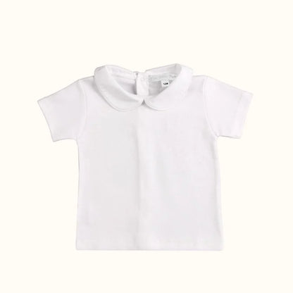 Camisola de bebé branca com gola Peter Pan e mangas curtas, algodão macio.