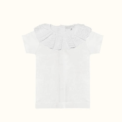 Camisola de bebê branca com gola de babados rendada, manga curta, ideal para verão.