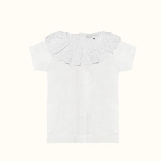 Camisola de bebê branca com gola de babados rendada, manga curta, ideal para verão.