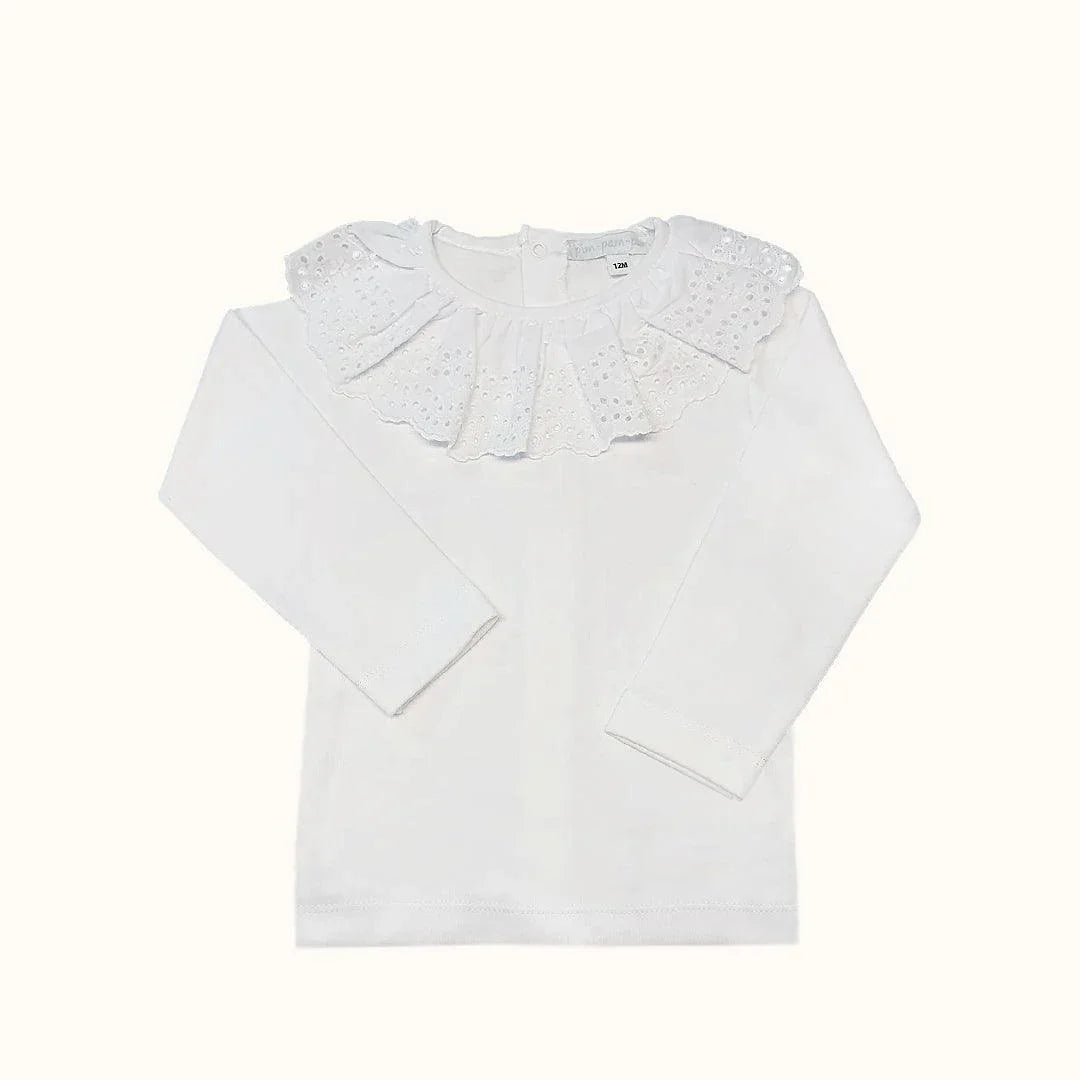 Camisola de bebê branca com gola rendada e manga comprida, ideal para o verão.