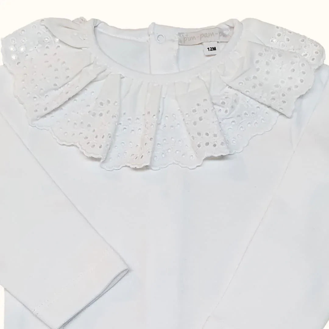 Camisola branca de bebé com gola festiva rendada, manga comprida, algodão confortável.