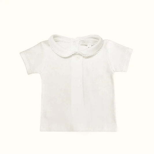 Camisola de bebé bege, manga curta, com gola vintage, fundo neutro, roupa confortável