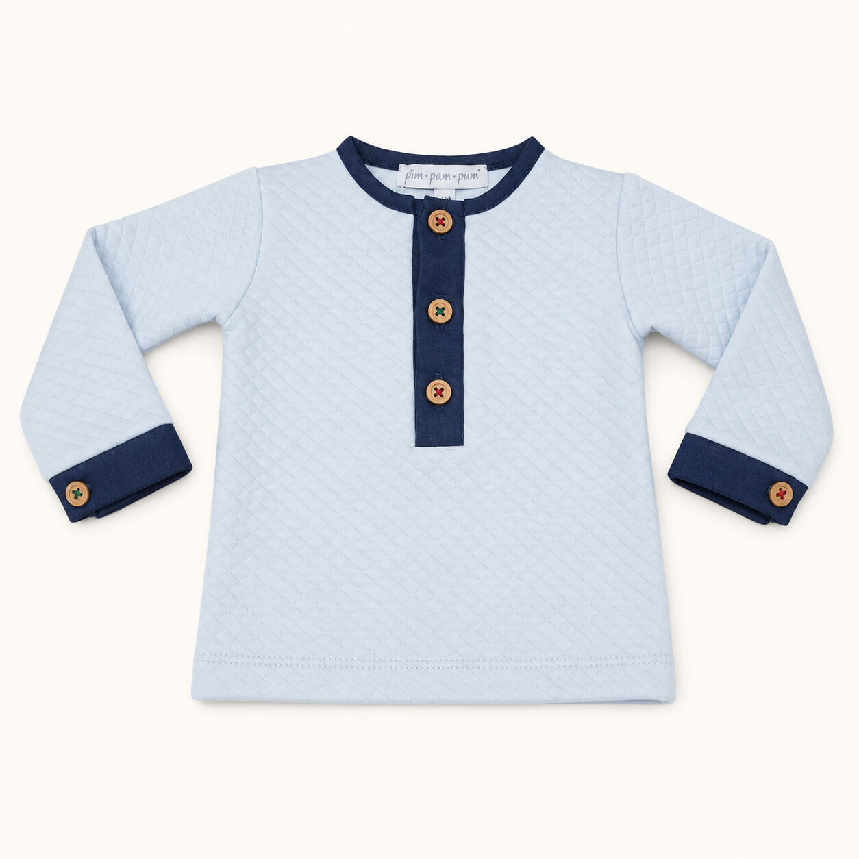 Camisola bebé azul clara com detalhes em azul marinho e botões de madeira