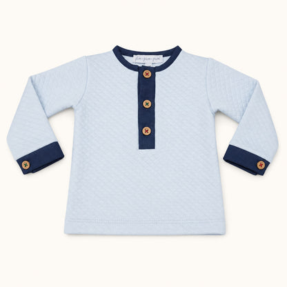 Camisola bebé azul clara com detalhes em azul marinho e botões de madeira