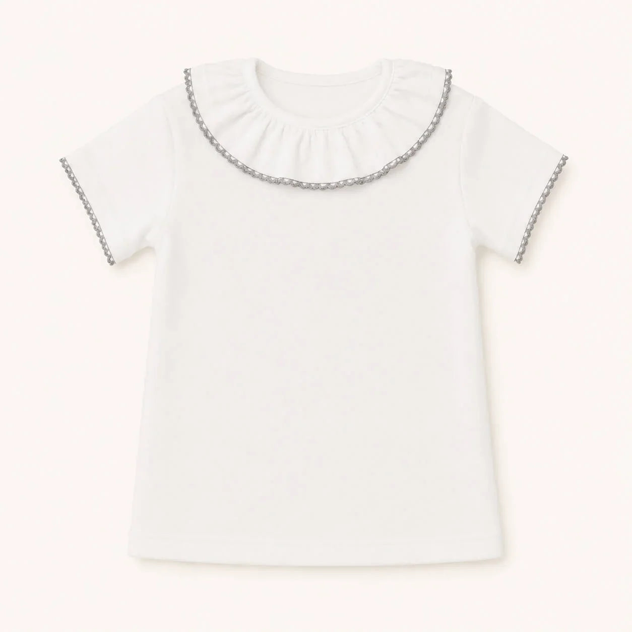 Camiseta para bebé algodão branca, manga curta, com gola franzida e detalhes em renda cinza 