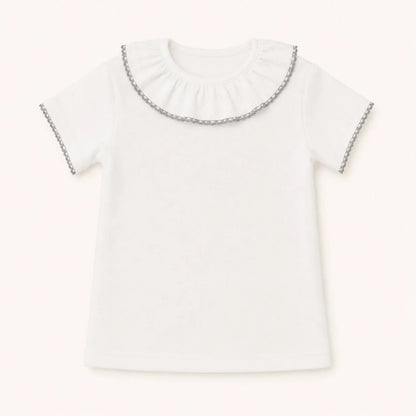 Camiseta para bebé algodão branca, manga curta, com gola franzida e detalhes em renda cinza 