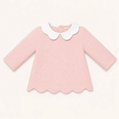 Camisola rosa para bebé com gola branca e detalhe em losango, ideal para recém-nascidos