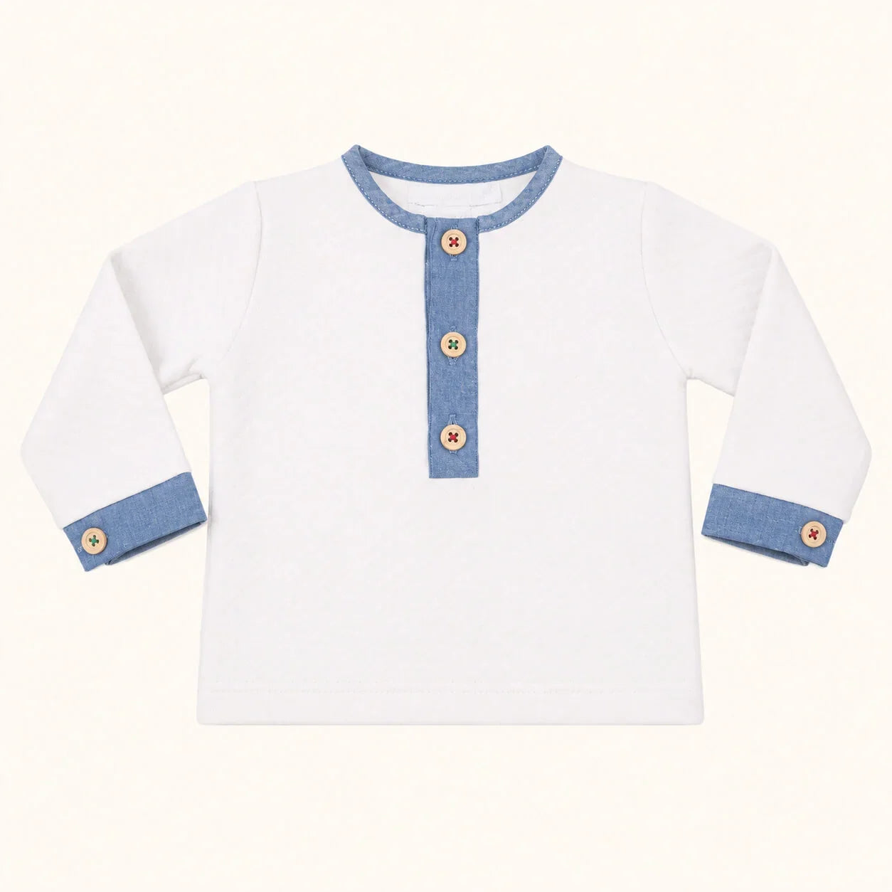 Camisola branca para bebé com detalhes em azul e botões decorativos, ideal para recém-nascidos.