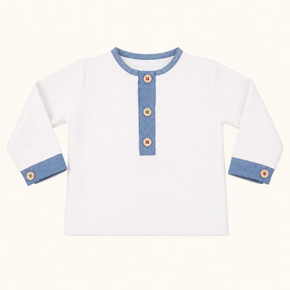 Camisola branca para bebé com detalhes em azul e botões decorativos, ideal para recém-nascidos.