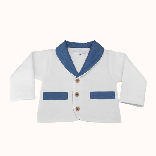 Casaco bebê branco com gola e bolsos azul denim, manga comprida, botões à frente.