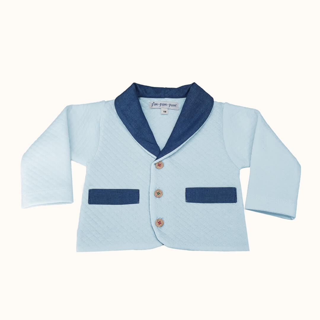 Casaco de bebê azul claro com gola e detalhes denim, manga longa e botões frontais.