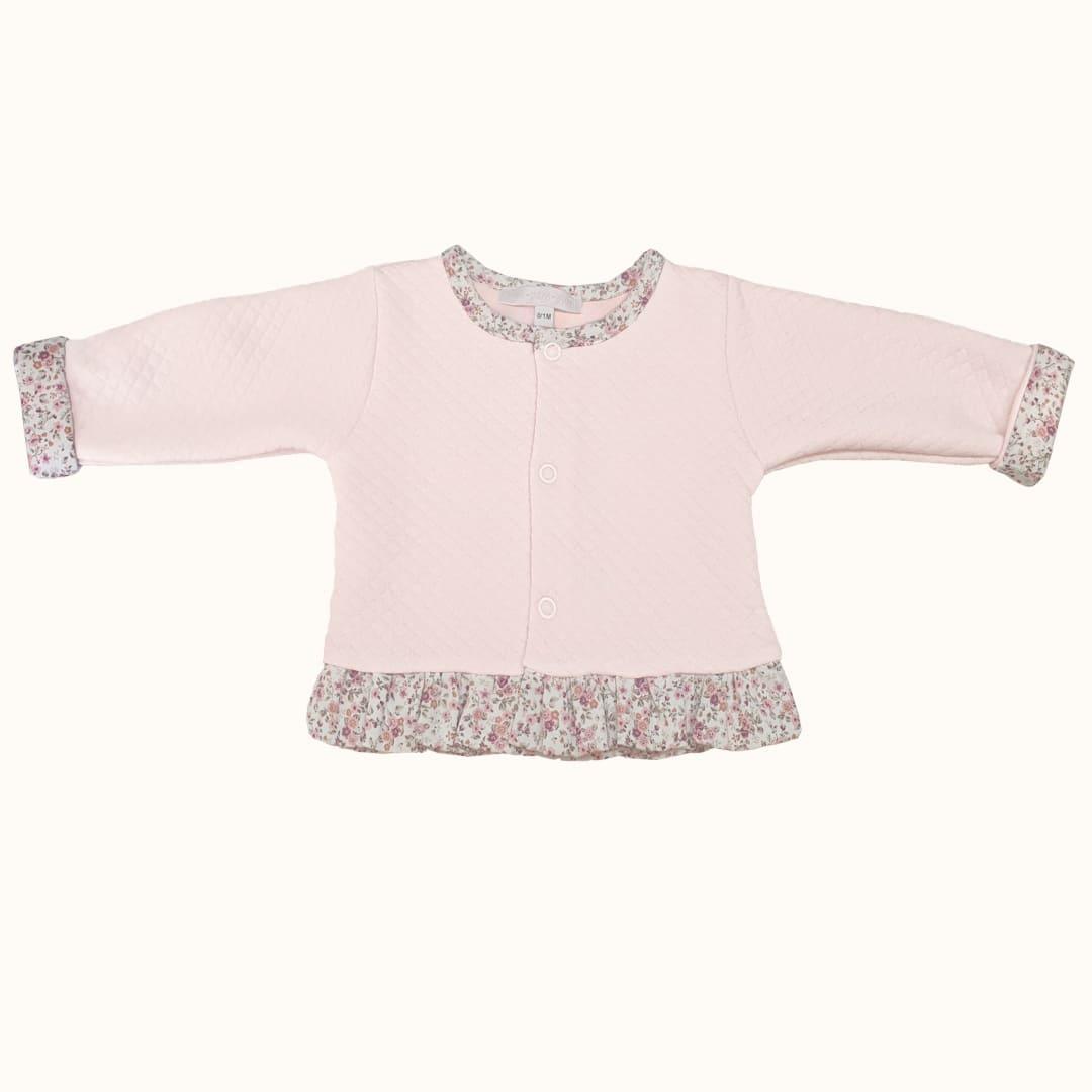 Casaco de bebê rosa claro com detalhes florais, mangas longas e botões frontais.