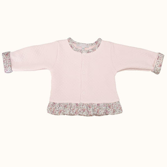 Casaco de bebê rosa claro com detalhes florais, mangas longas e botões frontais.