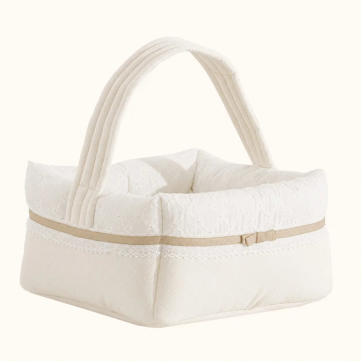 Cesta de enxoval para bebé em tecido bege com detalhes em renda e alça acolchoada