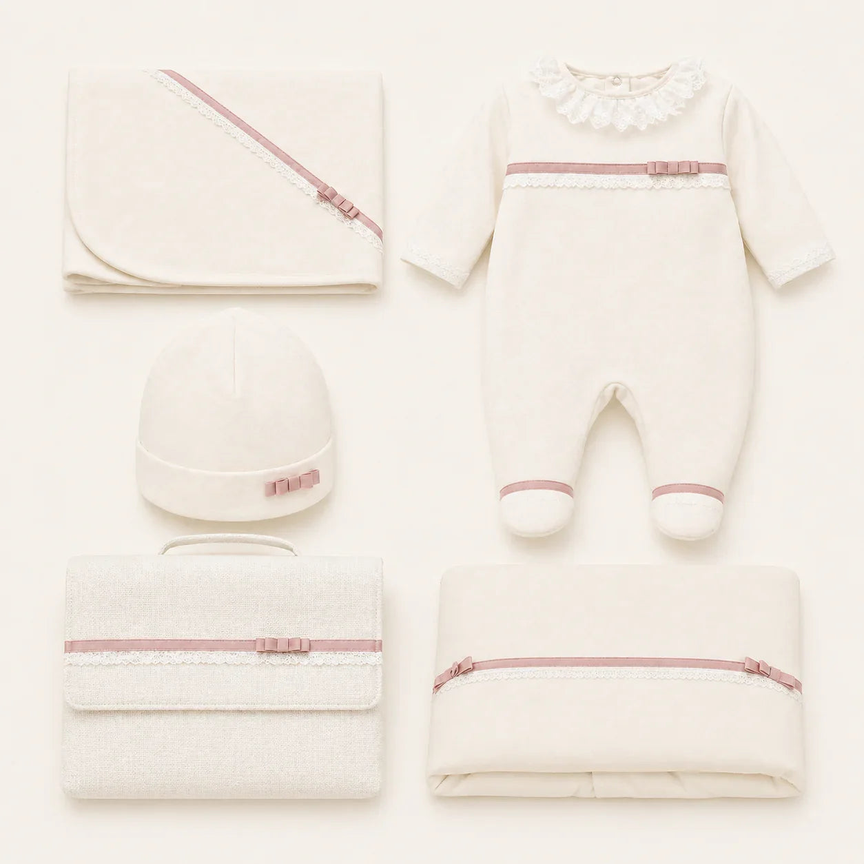 primeira roupa para bebé bege com detalhes em laço rosa e renda, incluindo babygrow, gorro, manta, fralda e saco para a roupa