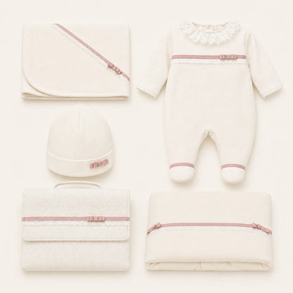 primeira roupa para bebé bege com detalhes em laço rosa e renda, incluindo babygrow, gorro, manta, fralda e saco para a roupa