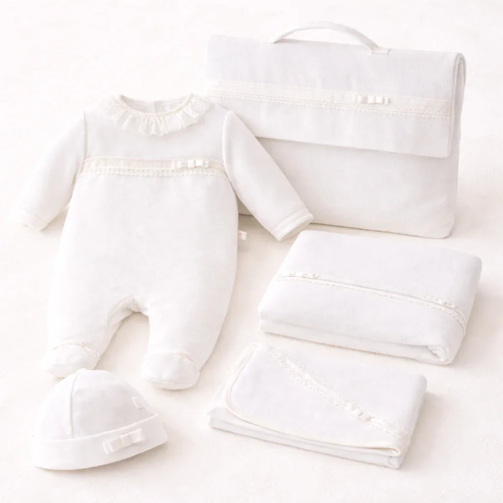 Conjunto de enxoval de bebê branco com macacão, gorro, manta, fralda e saco para a roupa, ideal para recém-nascido.