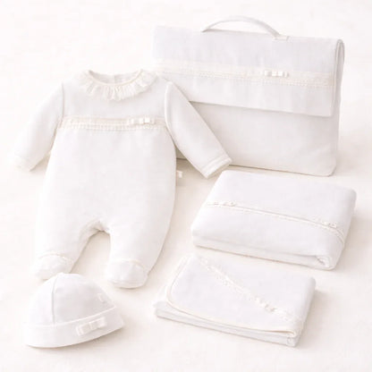 Conjunto de enxoval de bebê branco com macacão, gorro, manta, fralda e saco para a roupa, ideal para recém-nascido.