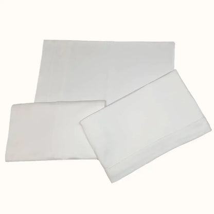 Conjunto de lençóis de berço em algodão branco, ideal para bebê e recém-nascido.