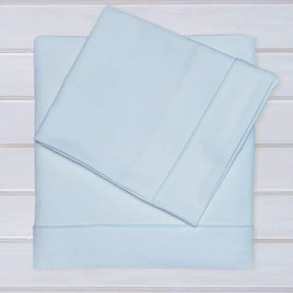 Conjunto de lençóis de malha azul claro para bebé, algodão, sobre superfície branca.