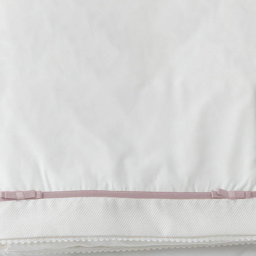 Conjunto de lençóis para berço bege e rosa velho com laços e detalhes delicados