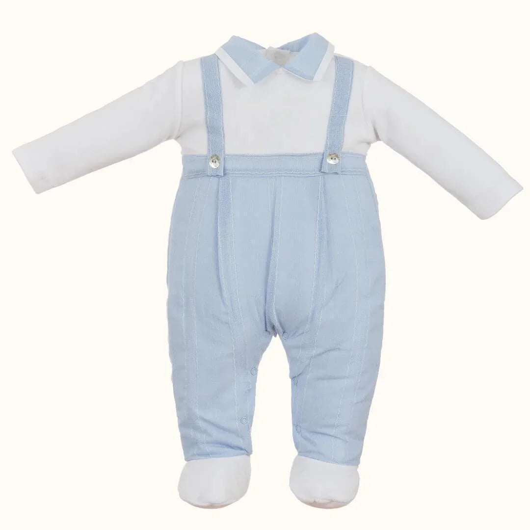 Conjunto de bebê azul e branco com camisa de manga comprida e jardineira, ideal para recém-nascido