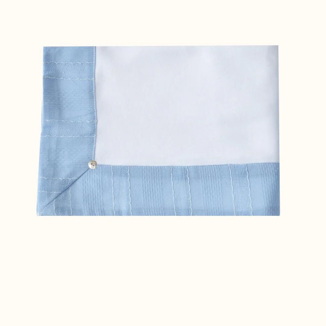 Toalha de bebê branca com barra azul, tecido delicado, ideal para enxoval de recém-nascido.