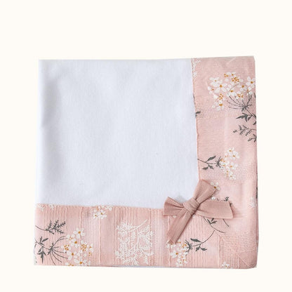Fralda de algodão para bebé, branca com barra rosa floral e laço decorativo, ideal recém-nascido