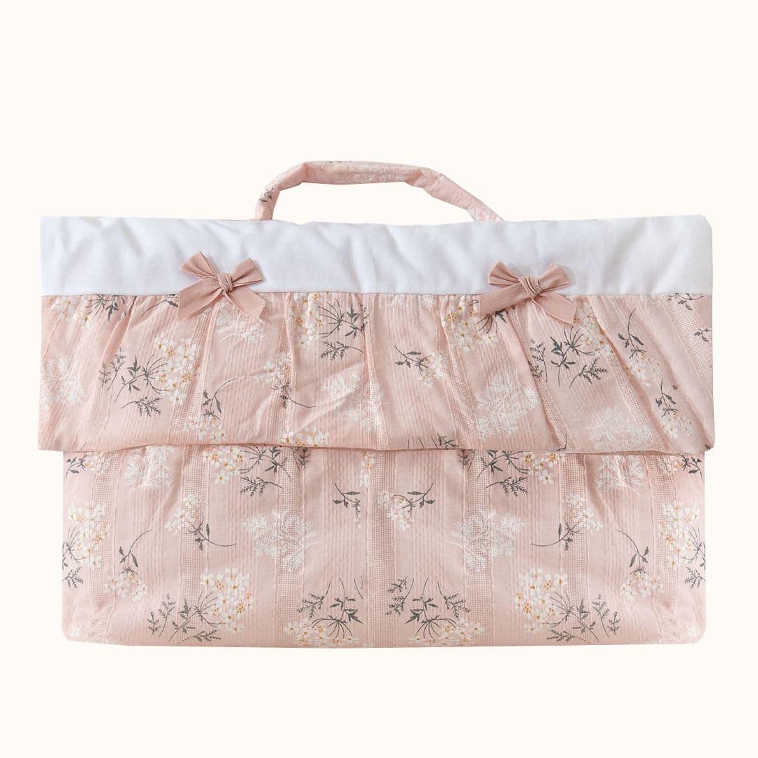 Saída de maternidade rosa floral com laços decorativos e alça, enxoval para bebê.