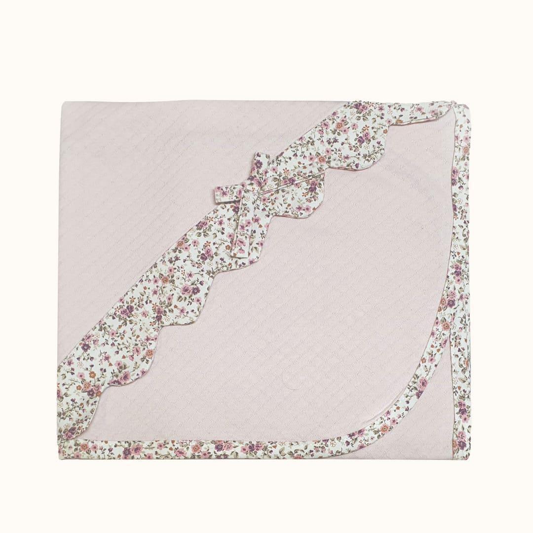 manta de bebê rosa claro com detalhe floral, ideal para recém-nascido, enxoval delicado