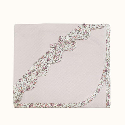 manta de bebê rosa claro com detalhe floral, ideal para recém-nascido, enxoval delicado